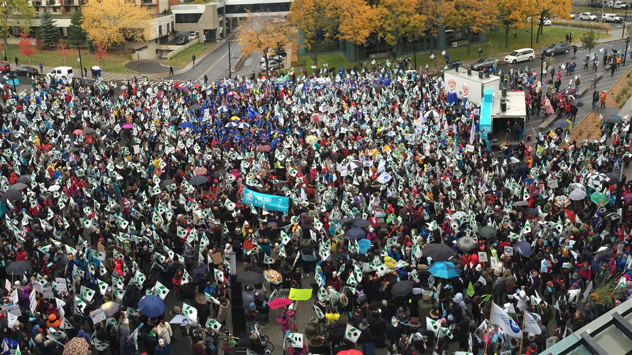 Des enseignants manifestent à Longueuil, mercredi le 29 octobre.