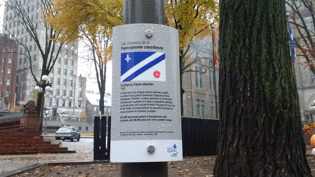 Le drapeau franco-albertain affiché dans les rues de Québec