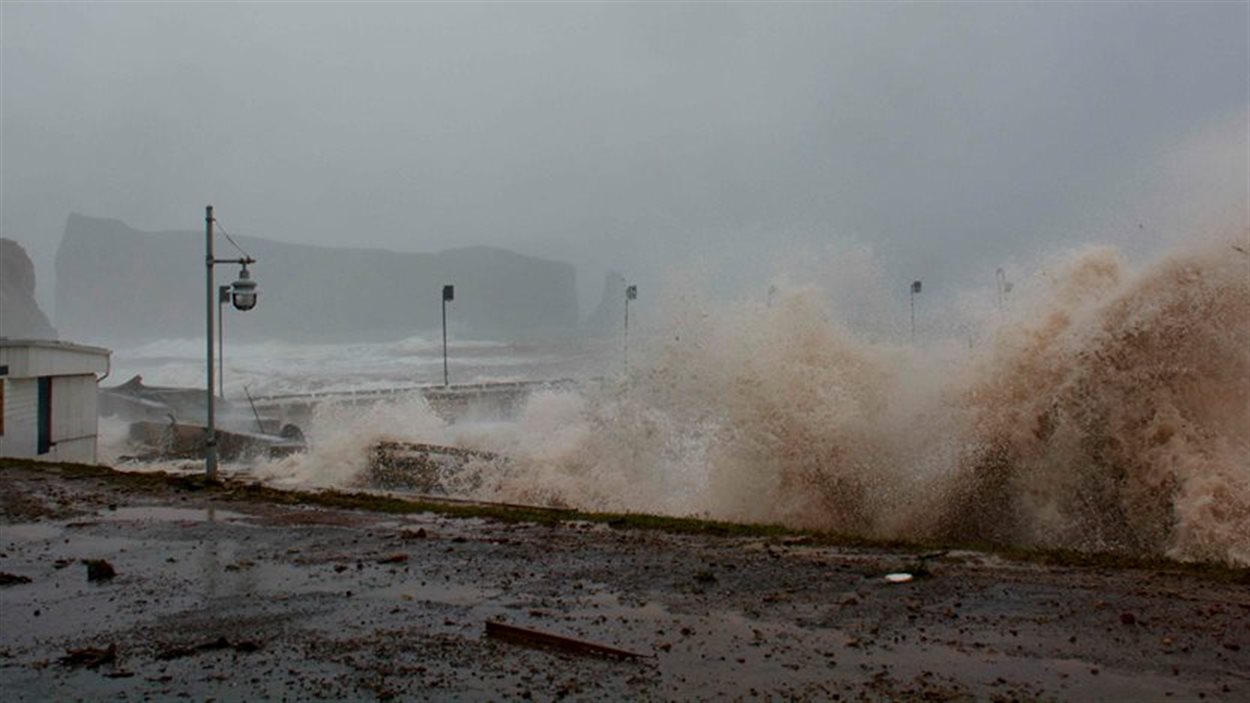 Les vagues déferlent sur Percé.