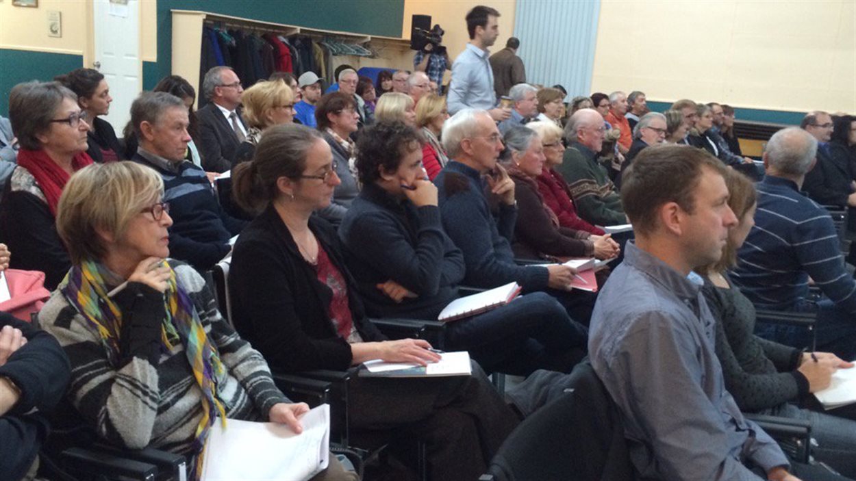 Des citoyens rassemblés à la deuxième audience entourant le projet de parc éolien Nicolas-Riou