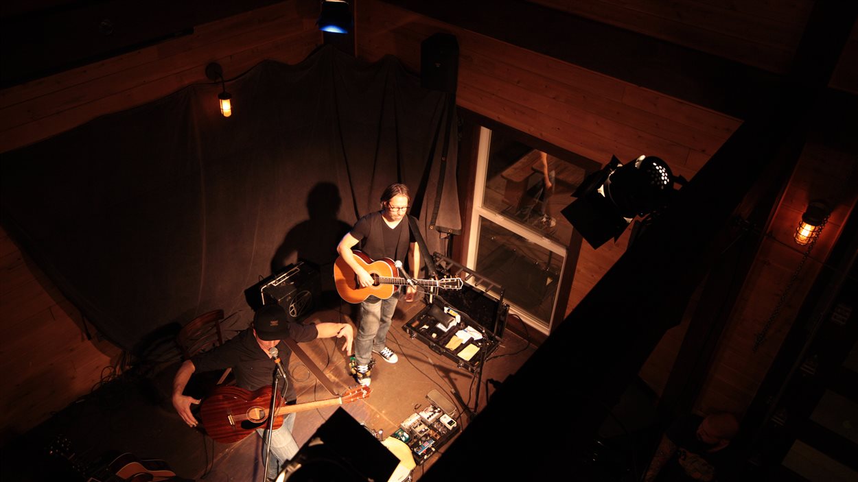 Il y a deux ans, presque jour pour jour, Éric Dion et André Lavergne ont présenté un premier spectacle en duo à la microbrasserie Le Naufrageur. Dans l'Shed est né officiellement au cours des mois qui ont suivi.
