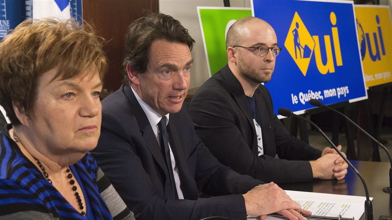 Le chef du PQ Pierre Karl Péladeau (au centre), flanqué de Claudette Carbonneau et de Sol Zanetti.