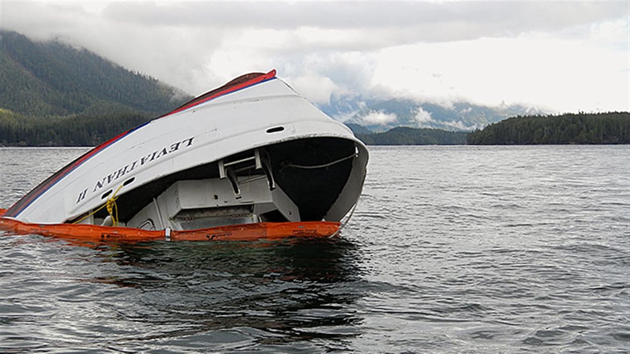 Épave du Leviathan II après le naufrage qui a fait 5 morts au large de Tofino