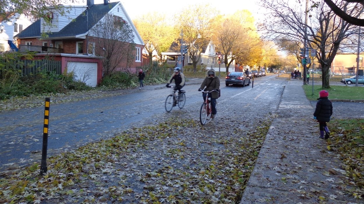 Lorsque la Ville ferme les bandes cyclables, la chaussée accueille de nouveau des espaces de stationnement.