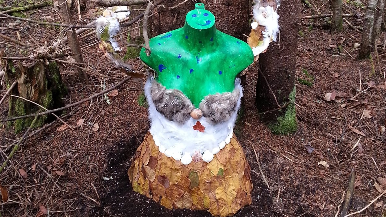 Un buste réalisé en forêt par les étudiantes en arts du cégep de Baie-Comeau.