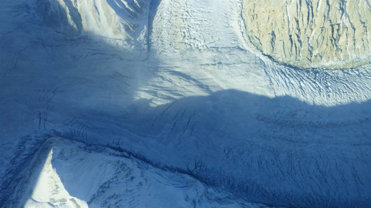 Les débris du glissement de terrain couvrent une partie du glacier du mont Steele.