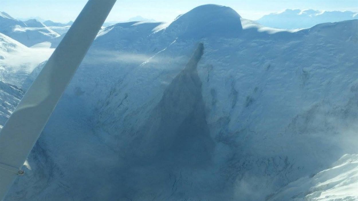 Un triangle foncé indique la cicatrice laissée par le glissement de terrain du mont Steele le 11 octobre 2015.