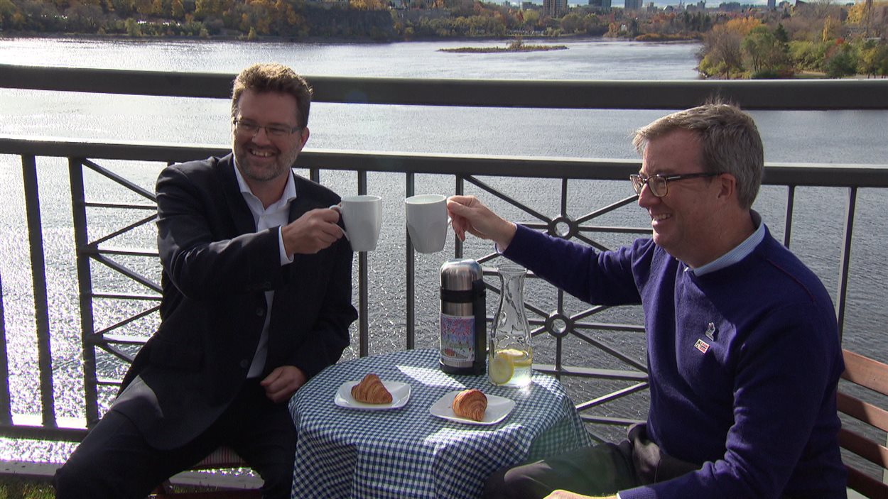 Les maires Maxime Pedneaud-Jobin et Jim Watson ont déjeuné sur le pont Alexandra pour marquer le coup.