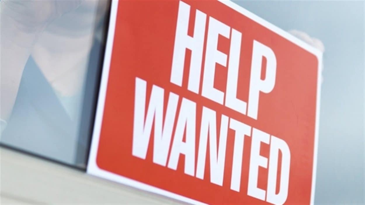 Des chercheurs d'emploi sont plus nombreux dans un bureau d'aide à l'emploi, à Edmonton