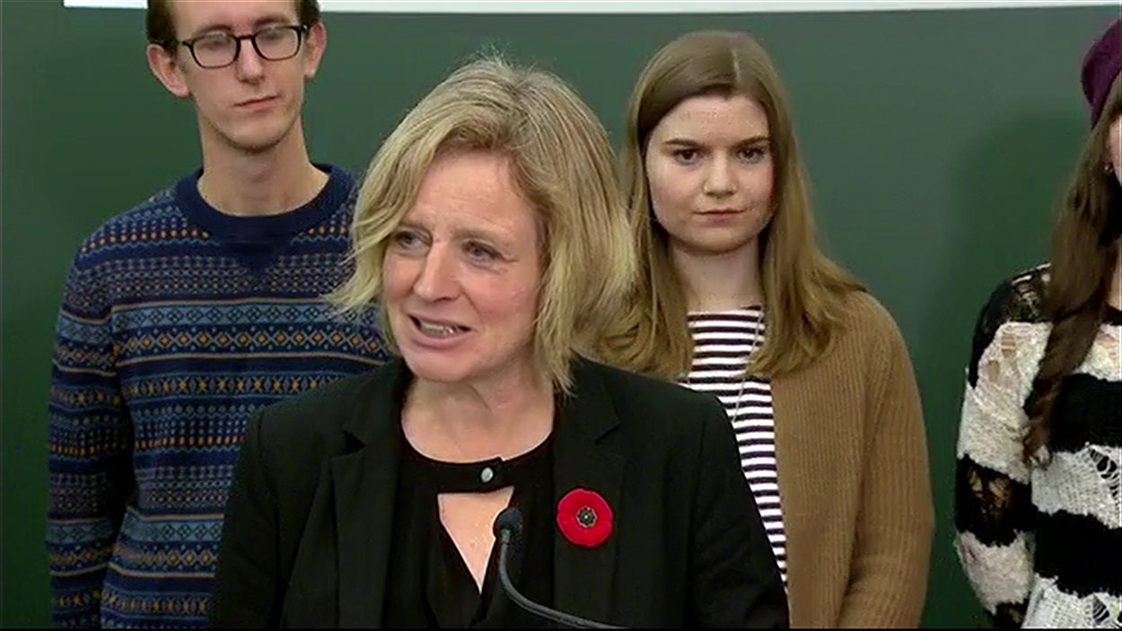 La première ministre, Rachel Notley, a dit qu'elle surveille de près la situation révélée par une enquête de la CBC qui montre que l'Université de Calgary s'est pliée dans certains cas aux volontés d'Enbridge pour maintenir de bonnes relations avec le constructeur de pipeline.