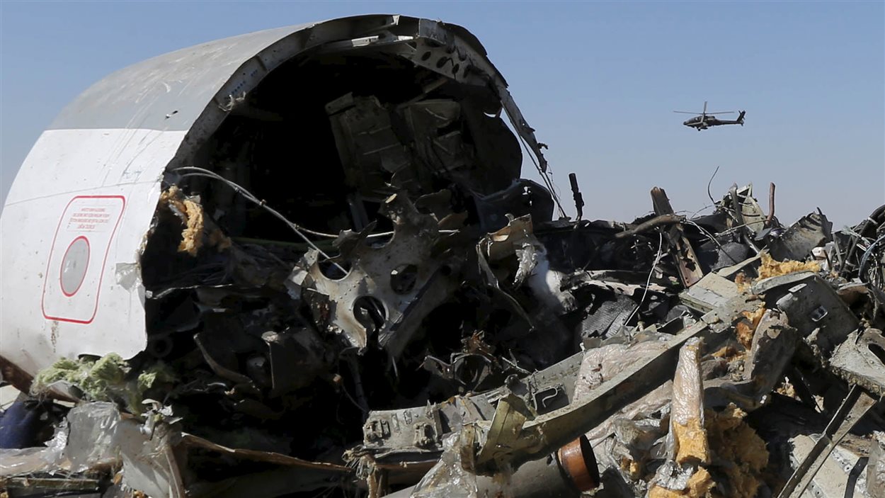 Un hélicoptère militaire égyptien survole les débris de l'Airbus A321.