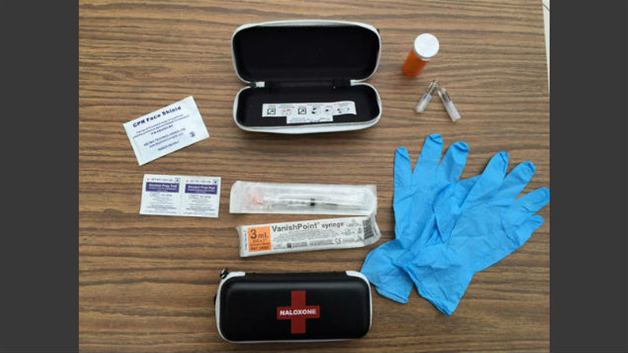 La trousse maison contient entre autres 2 ml de naloxone et 2 seringues pour contrer les surdoses d'opiacés