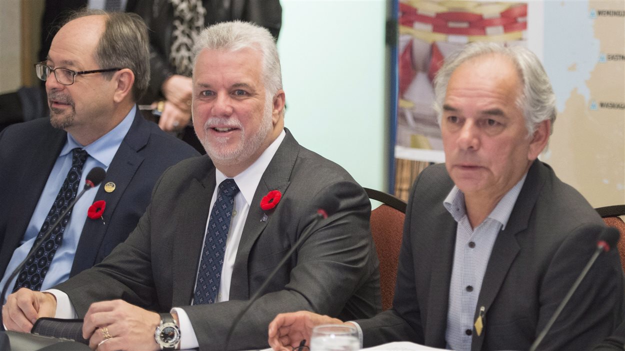 Le premier ministre Philippe Couillard en compagnie du chef de l'Assemblée des Premières Nations du Québec et du Labrador, Ghislain Picard, et du ministre des Affaires autochtones Geoffrey Kelley.