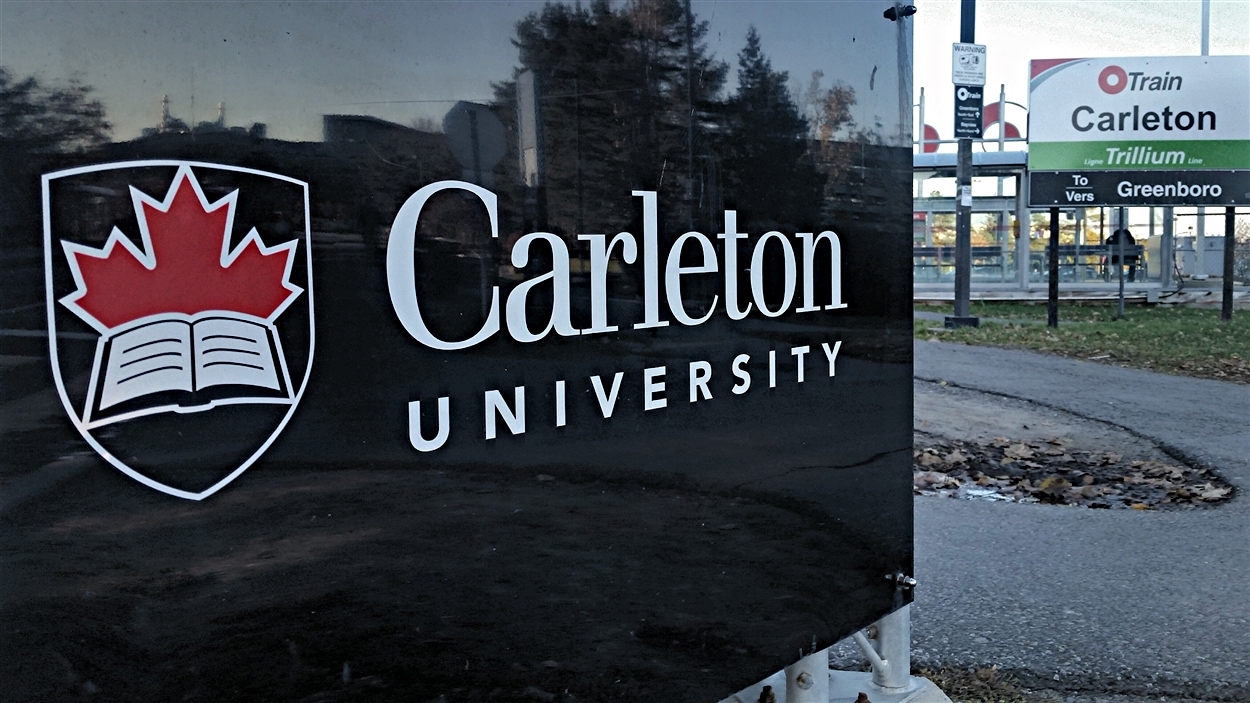 Affiche de l'Université Carleton près du O-Train. (05-11-15)