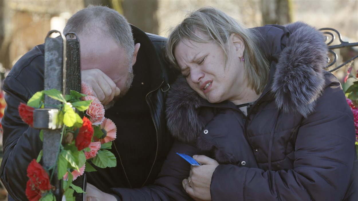 Les proches d'une victime dans l'écrasement d'un avion de ligne russe dans le Sinaï se recueillent sur sa tombe, le 5 novembre 2015.