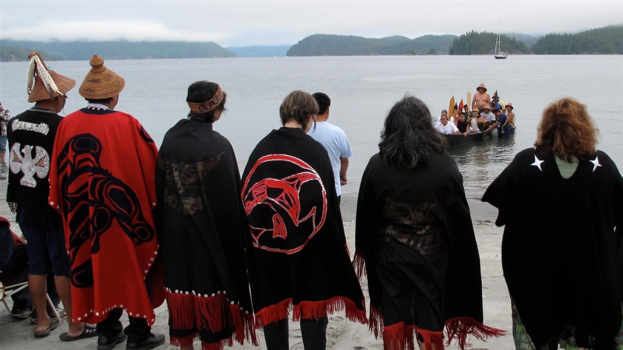 Des membres de la Première Nation Ahousaht, près de Tofino, sur la côte ouest de l'île de Vancouver en Colombie-Britannique.