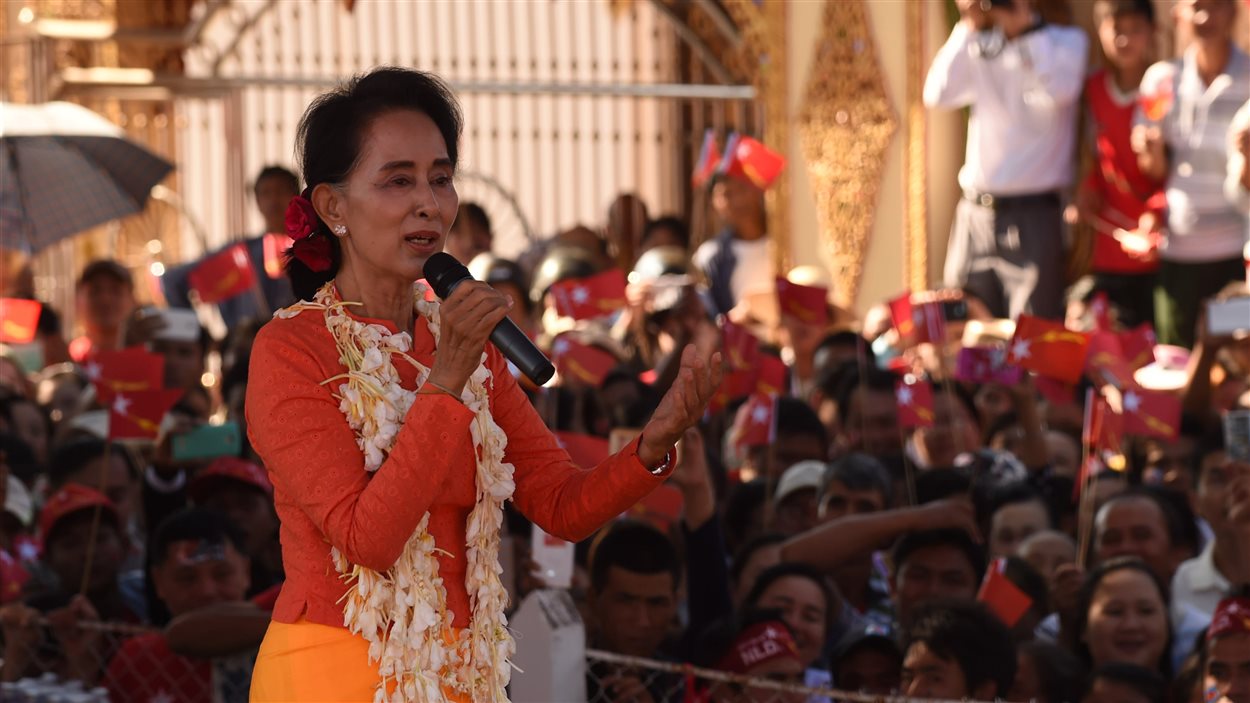La chef de l’opposition birmane, Aung San Suu Kyi, s’adresse à un rassemblement partisan et à des représentants de la minorité ethnique shan, à Kyaing Tong, dans l’État Shan, le 22 octobre 2015.