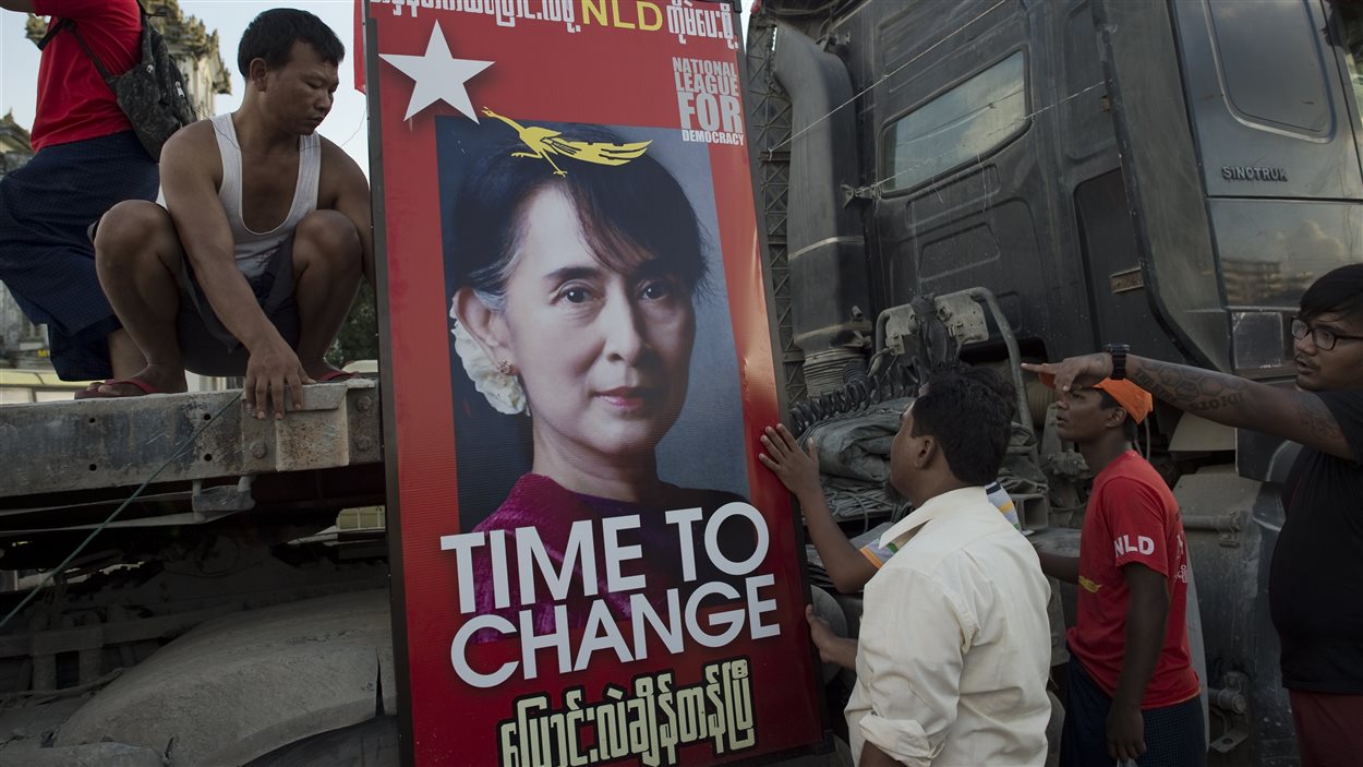 Des partisans de la chef de l’opposition Aung San Suu Kyi préparent une estrade pour un rassemblement à Rangoon, le 5 novembre 2015.