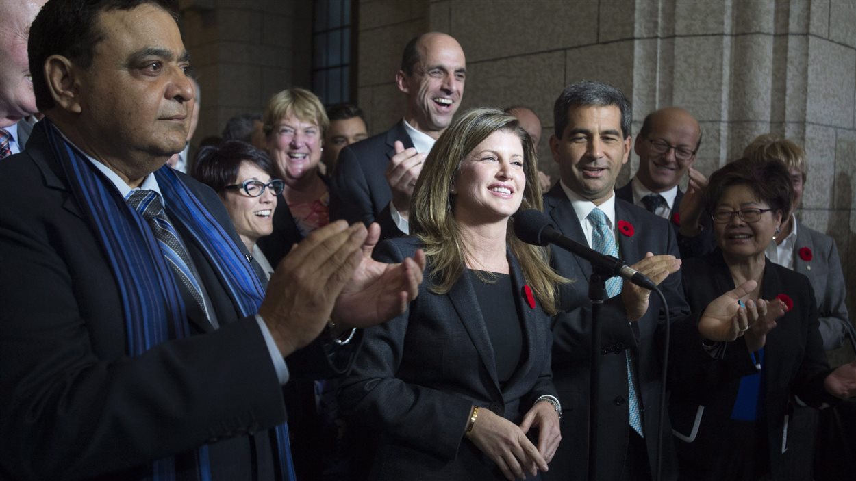 Rona Ambrose, chef intérimaire du Parti conservateur du Canada, entourée de collègues