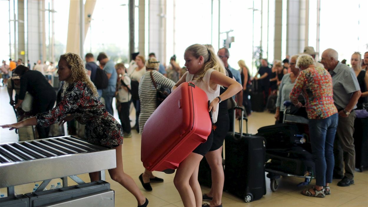 Des touristes quittent l'Égypte à partir de l'aéroport de Charm el-Cheikh.