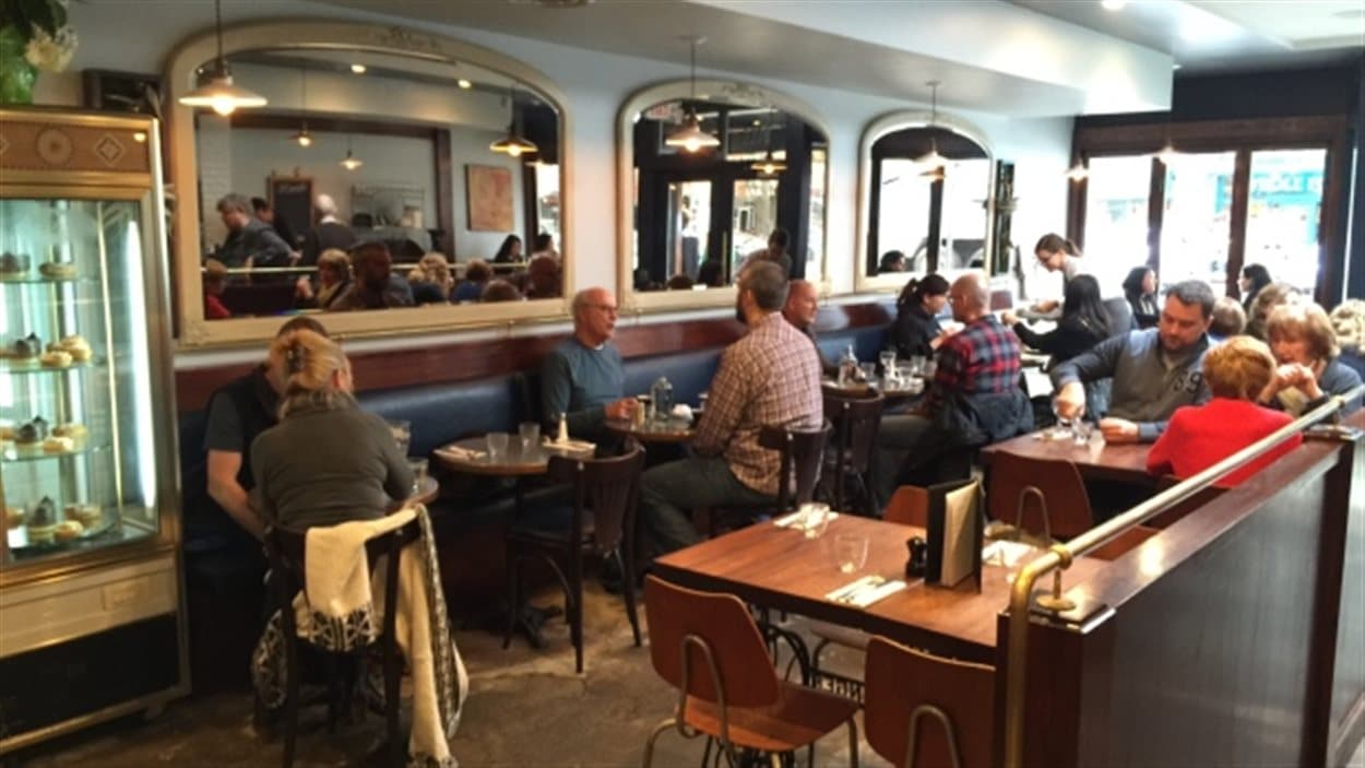 Des clients du restaurant Au comptoir à Vancouver