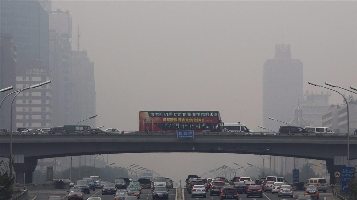 En dépit des mesures prises par les autorités de Pékin pour limiter la pollution créée par les véhicules, la capitale chinoise est souvent plongée dans un important smog. (22 septembre 2015)