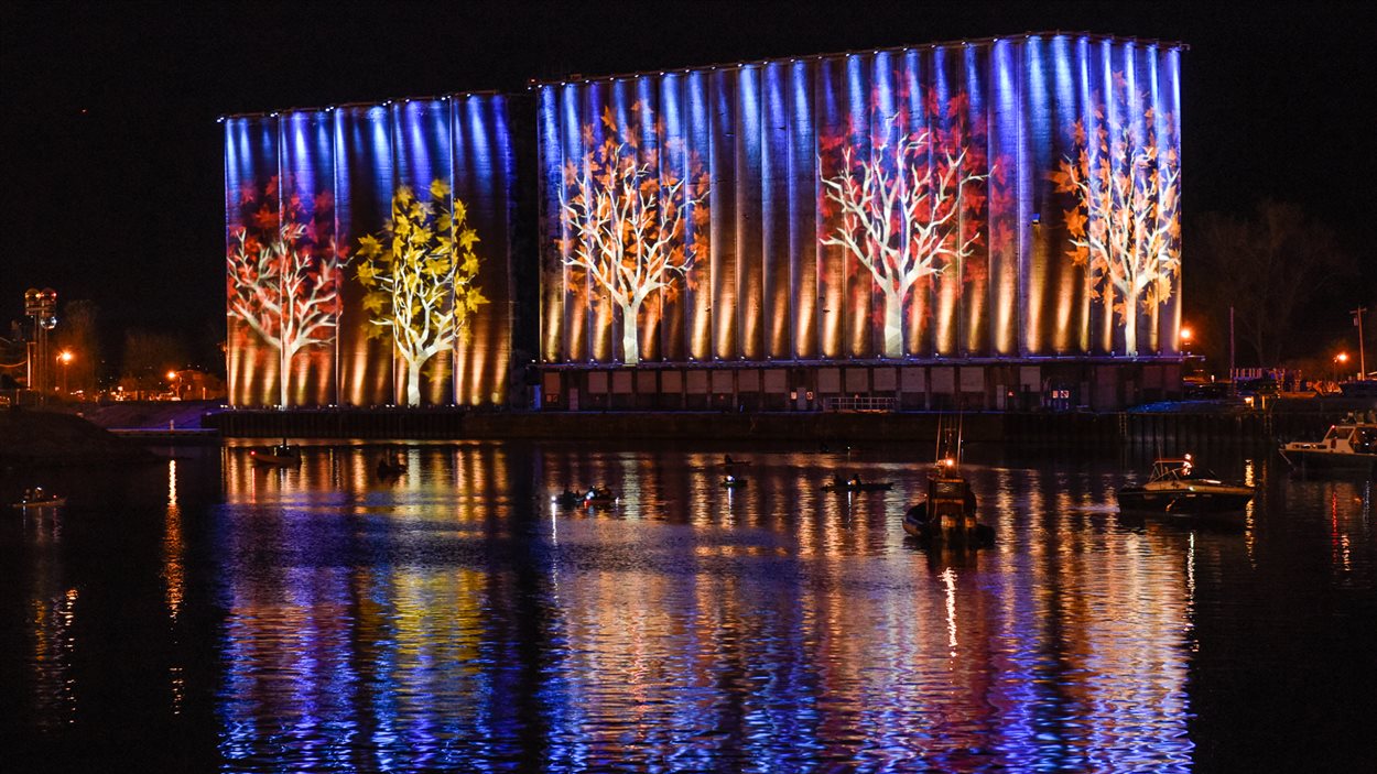 Les silos illuminés sur les berges du lac Érié à Buffalo.