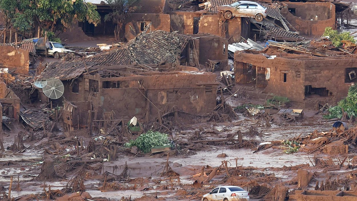 Une coulée de boue, provoquée par la rupture d'un barrage d'eaux usées d'une mine, a dévasté le village de Mariana au Brésil.
