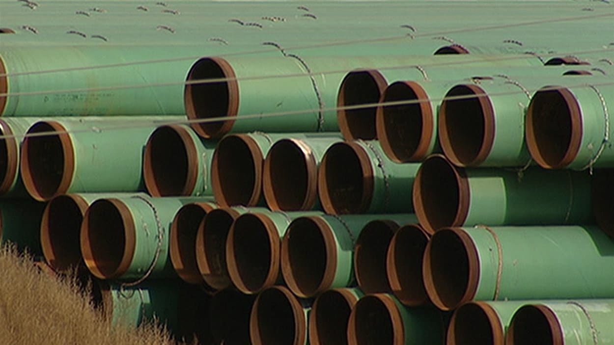 Des morceaux de pipeline en attente d'être assemblés