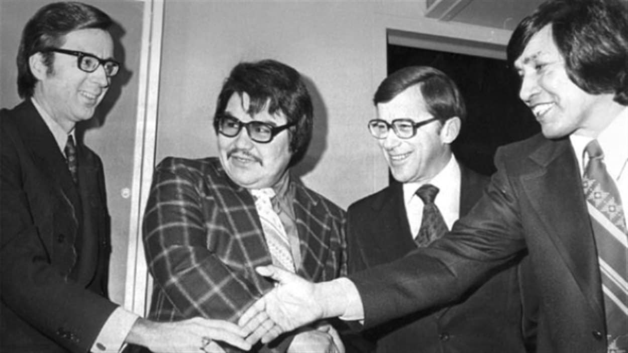 Robert Bourassa (à gauche), Billy Diamond (au milieu à gauche) ainsi deux autres représentants du gouvernement des des nations cries et inuits ayant signé la Convention de la Baie James.