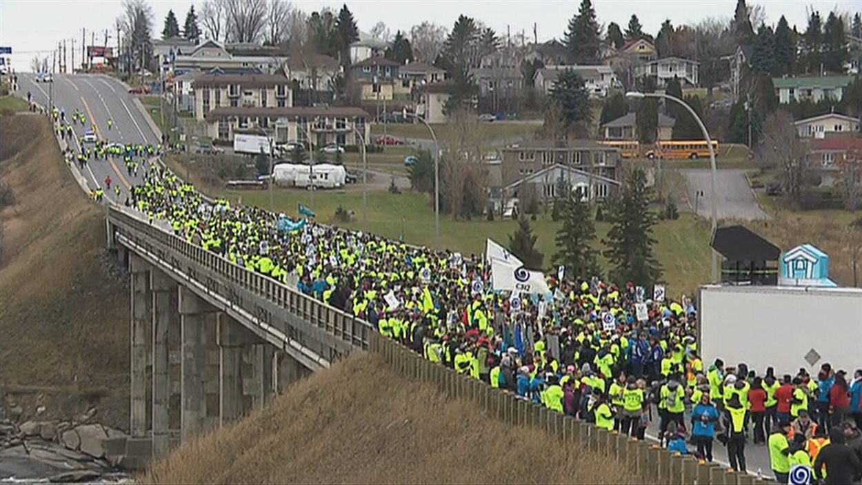 Les manifestants ont bloqué le pont Carcajou, à Alma