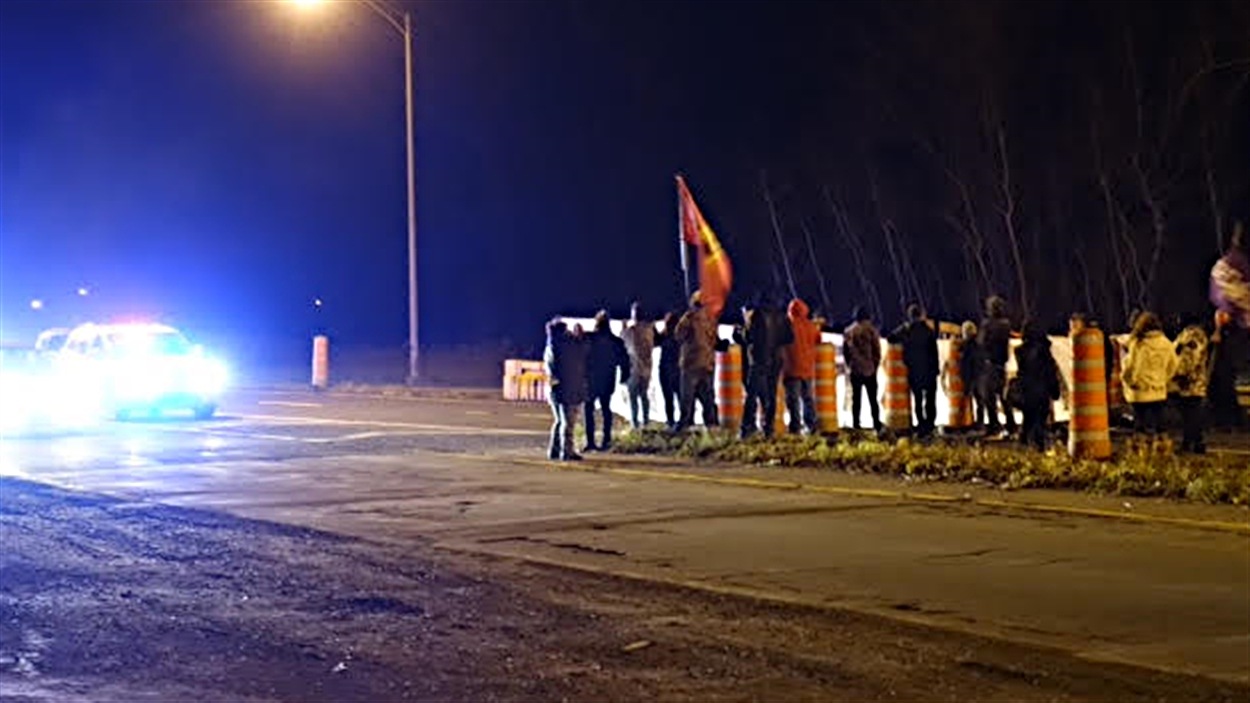 Une quarantaine de Mohawks manifestent près de la route 132