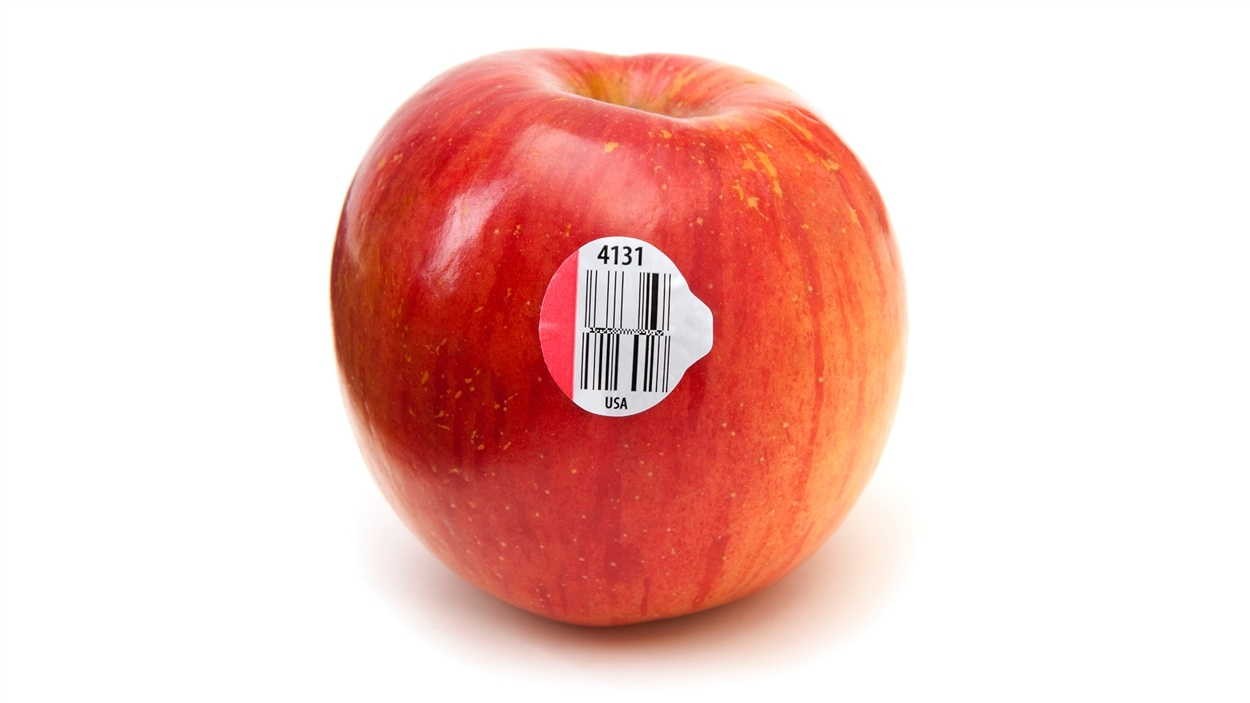 Une pomme et son étiquette à code numérique