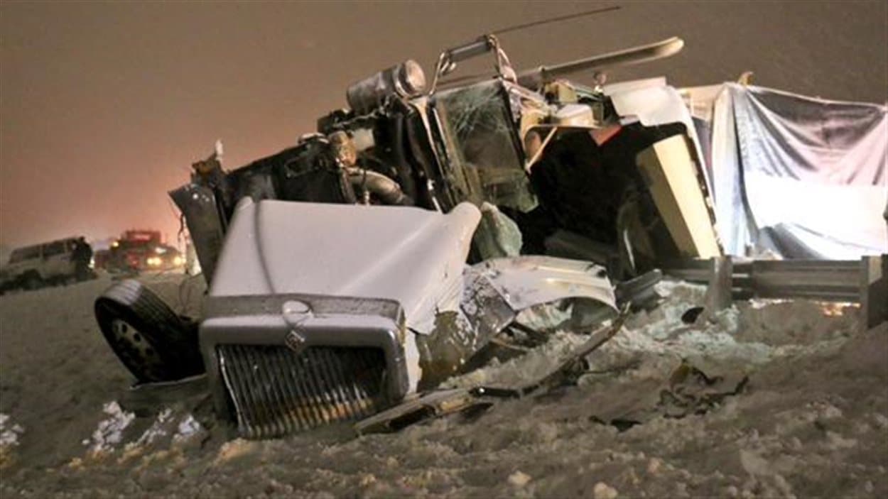 Les camions lourds sont parfois ciblés par des conducteurs qui veulent s'enlever la vie sur l'autoroute