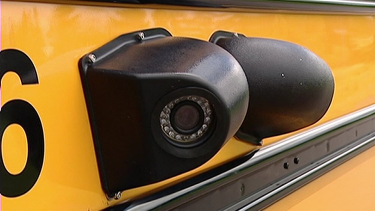 Caméras sur autobus scolaires.