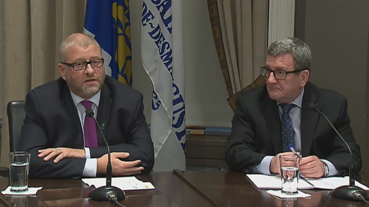 Les maires Sylvain Juneau et Régis Labeaume concluent une entente sur le partage des frais d'agglomération.