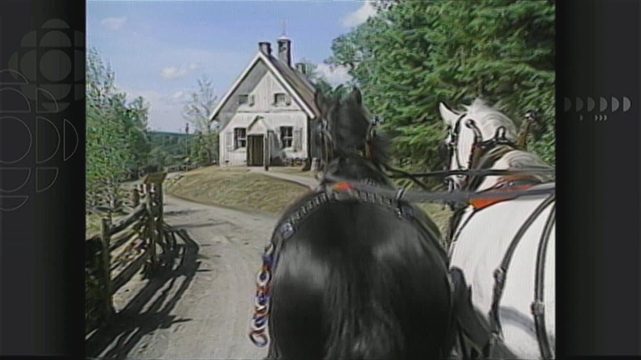 Un attelage tire une calèche lors de l'inauguration du Village d'Émilie, en 1991