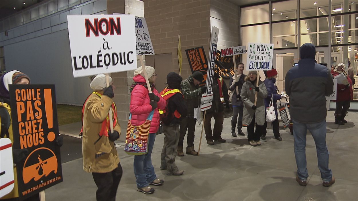 Une manifestation contre TransCanada devant le Centre des congrès de Lévis.