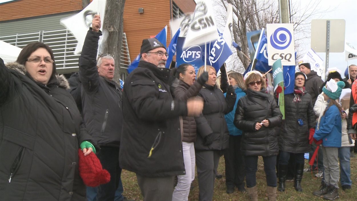 Les travailleurs de la santé syndiqués manifestent devant l'hôpital de Maria