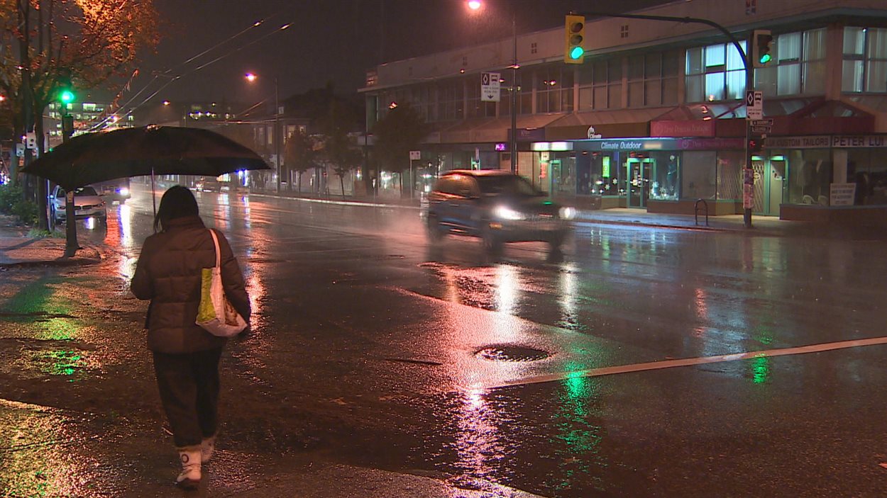Une rue sous la pluie à Vancouver