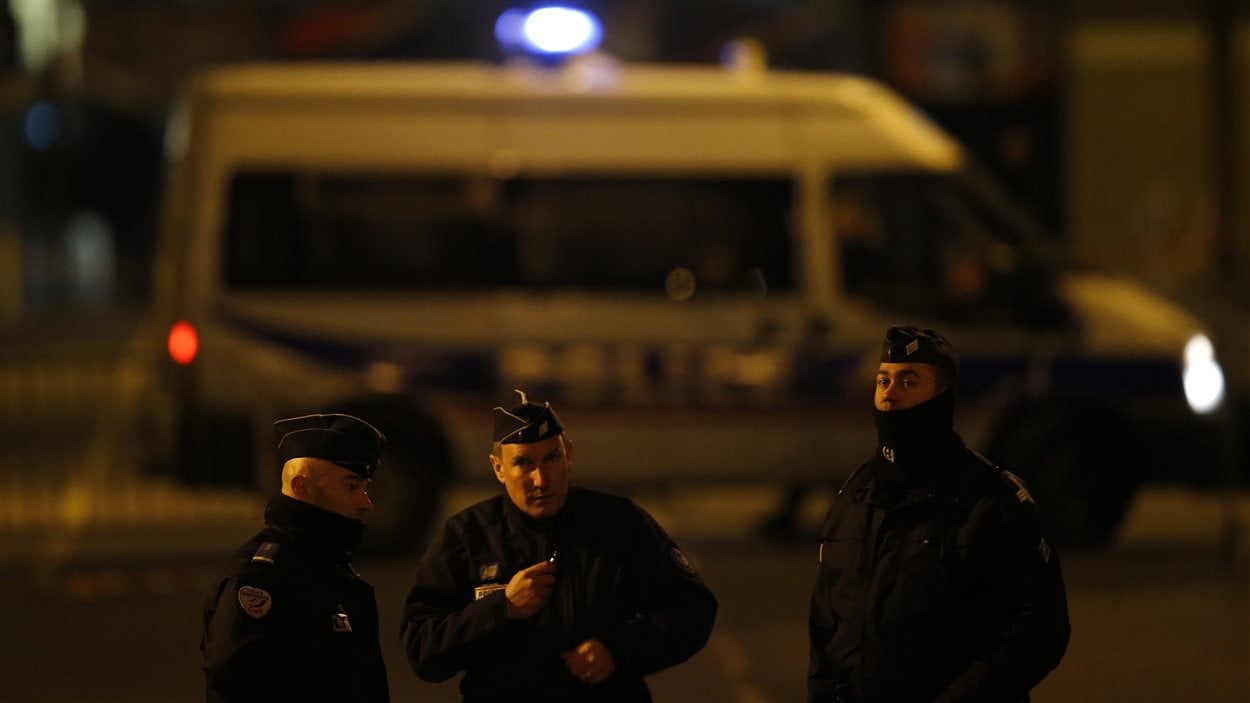 Des policiers français devant le Stade de France