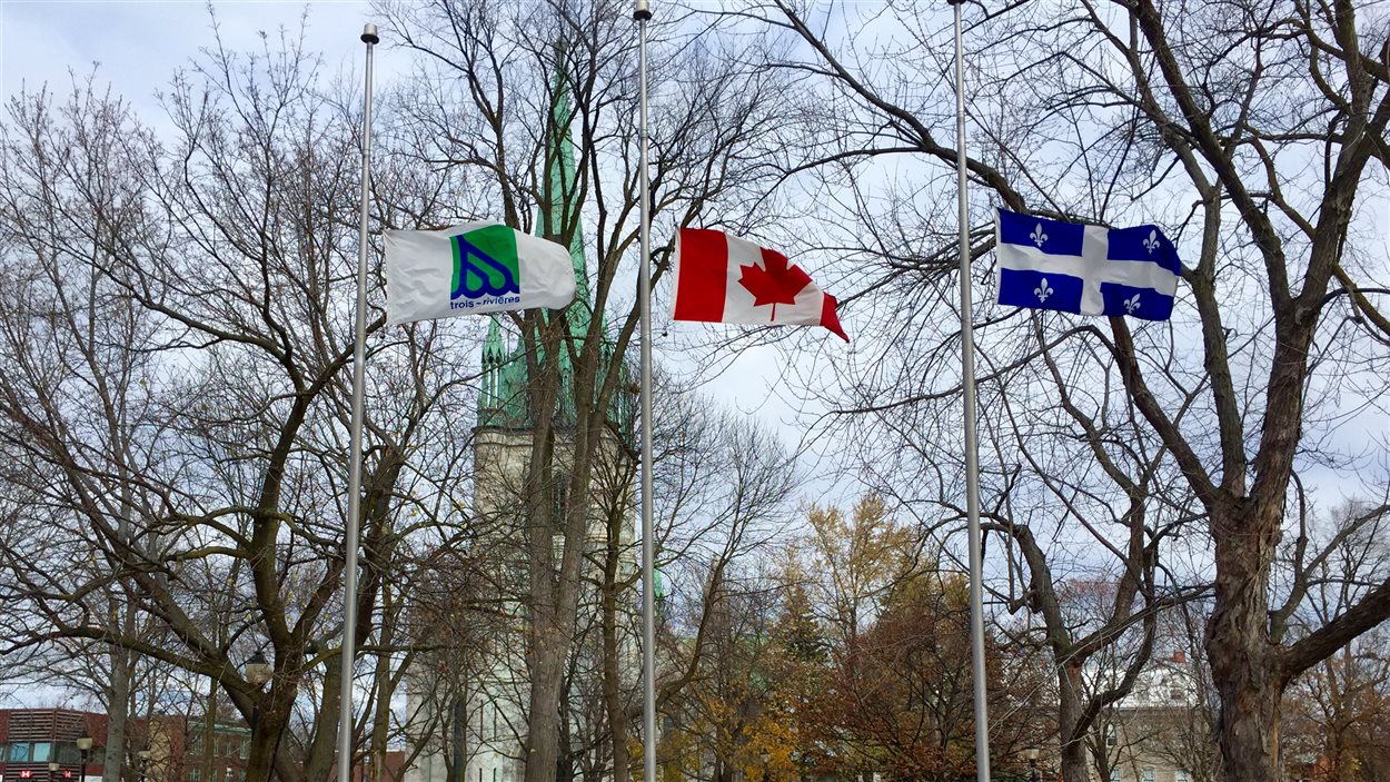 Le drapeau de la Ville de Trois-Rivières est en berne.