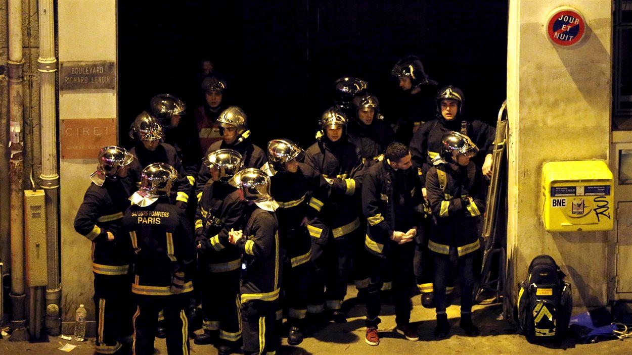 Membres de la brigade des pompiers de Paris après l'attaque au théâtre Bataclan.