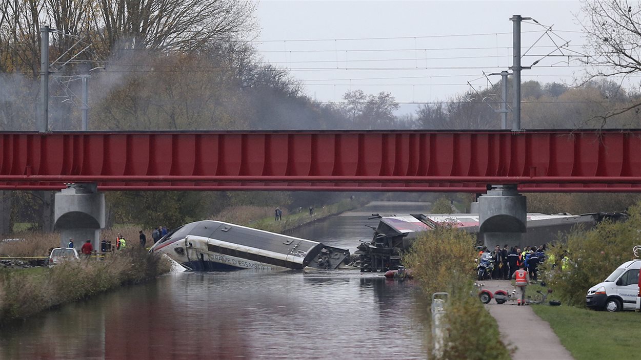 Le TGV d'essai qui a déraillé près d'Eckwersheim, au nord de Strasbourg, dans l'est de la France, le 14 novembre.