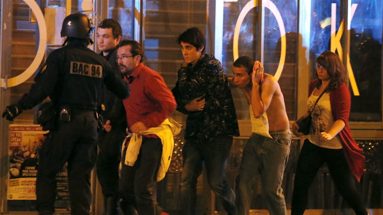 Les forces spéciales françaises évacuent des personnes près de la salle de concert Bataclan, dont un homme blessé à la tête.