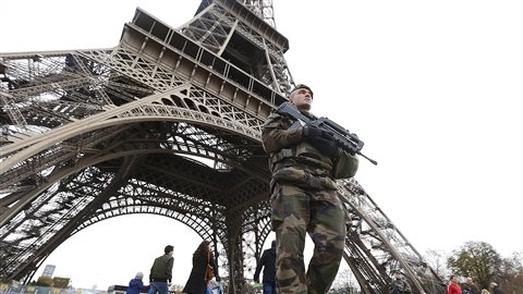 Une patrouille militaire française circule près de la tour Eiffel au lendemain d'une série d'attentats meurtriers à Paris.