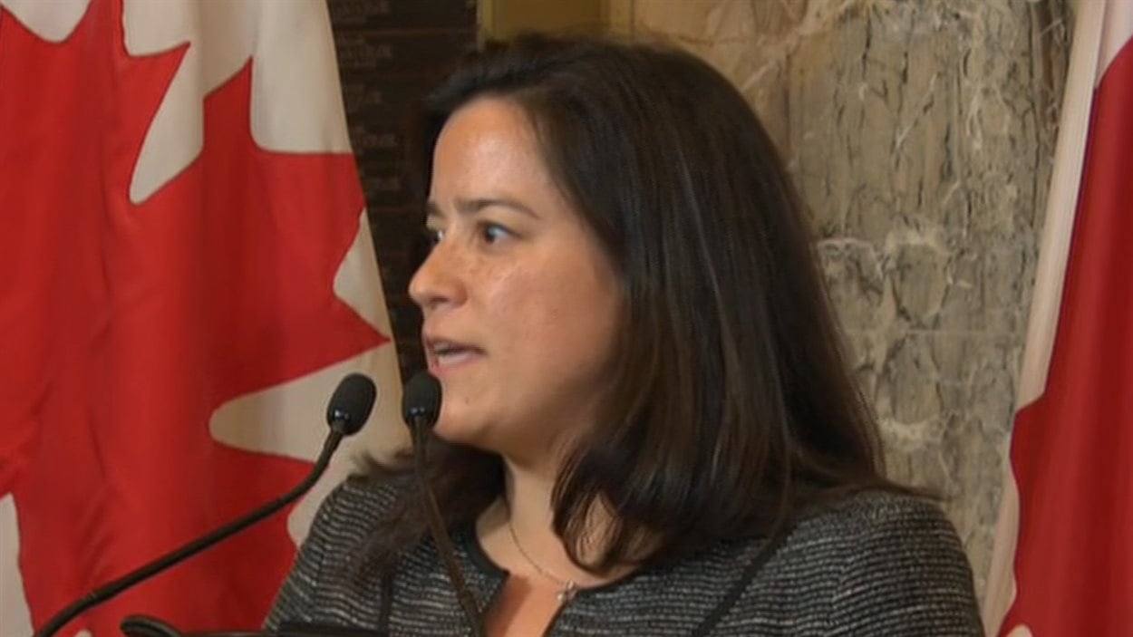 La ministre Jody Wilson-Raybould, annonçant la décision du gouvernement Trudeau sur le niqab.