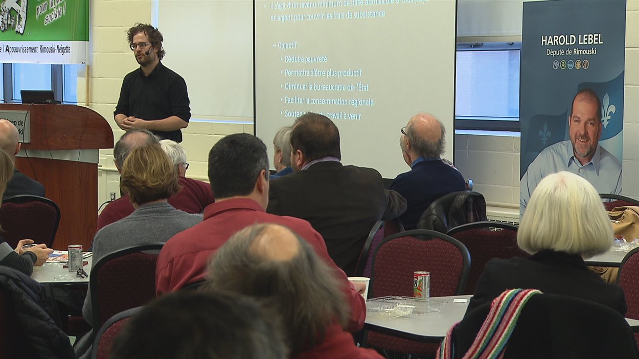 Le chercheur de l'Institut de recherche et d'information socio-économique, Bertrand Schepper, lors de la conférence Avoir suffisamment d'argent pour vivre à Rimouski