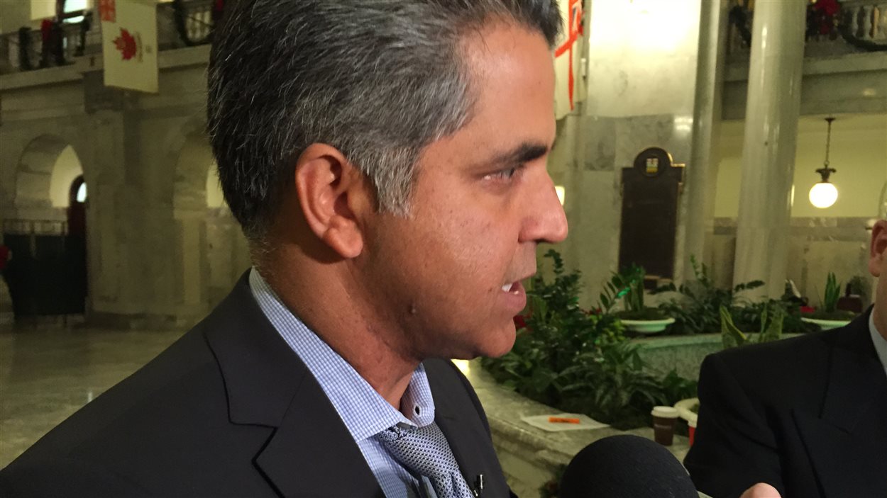 Le ministre des Services à la personne de l'Alberta, Irfan Sabir.