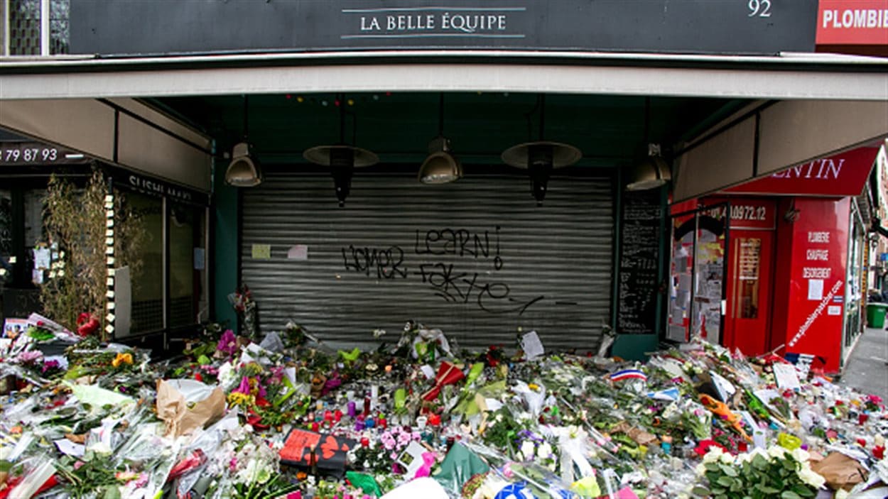 Des fleurs devant La Belle Équipe en hommage aux victimes de l'attaque terroriste